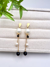 Load image into Gallery viewer, Long earrings shell pearl and black agate
