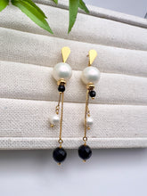 Load image into Gallery viewer, Long earrings shell pearl and black agate
