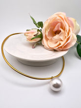 Load image into Gallery viewer, Big pearl snake choker necklace

