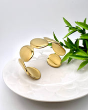Load image into Gallery viewer, Oval gold in sequence open bracelet
