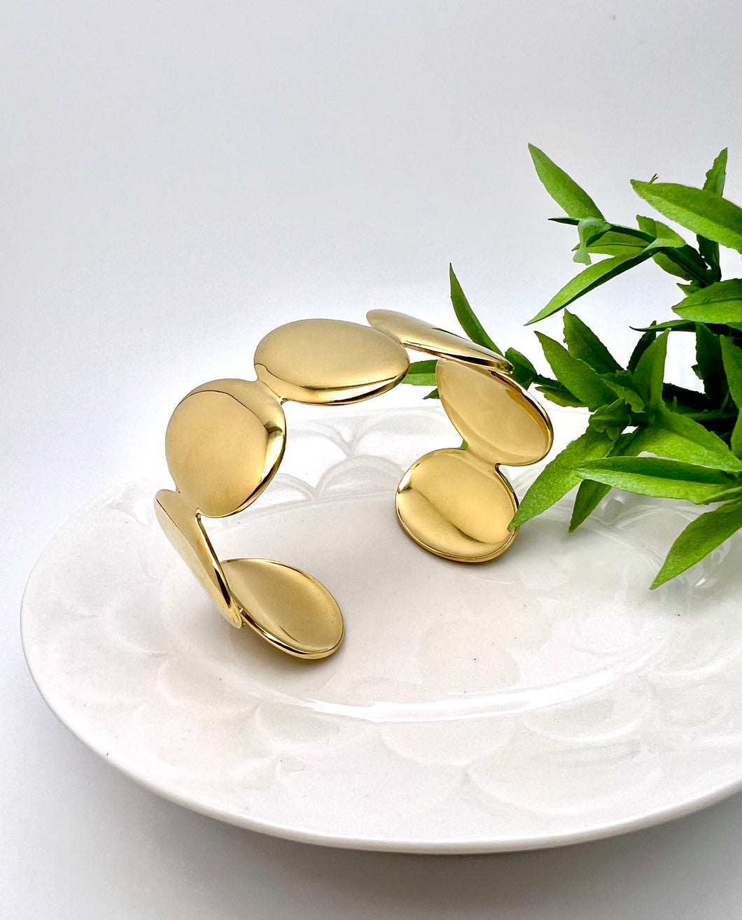 Oval gold in sequence open bracelet