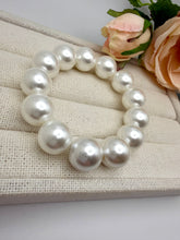 Load image into Gallery viewer, Adjustable round shell pearls 14mm bracelet
