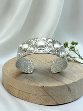 Load image into Gallery viewer, Hammered bezel set pearls bracelet
