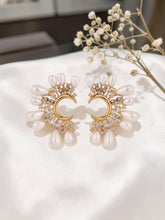 Load image into Gallery viewer, Gold Teardrop Pearl earrings
