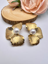 Load image into Gallery viewer, Half orchid striped petal earrings with pearl
