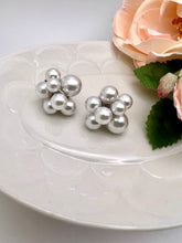 Load image into Gallery viewer, Cluster earrings of pearls different sizes
