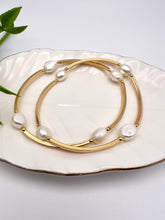 Load image into Gallery viewer, Golden tube bracelet with cultured pearl
