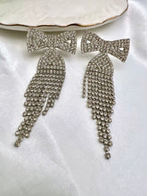 Load image into Gallery viewer, Shiny bow earrings with tassel
