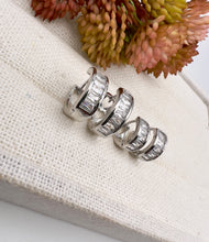 Load image into Gallery viewer, Set of 2 Rhodium-plated hoop earrings made with zirconia baguettes
