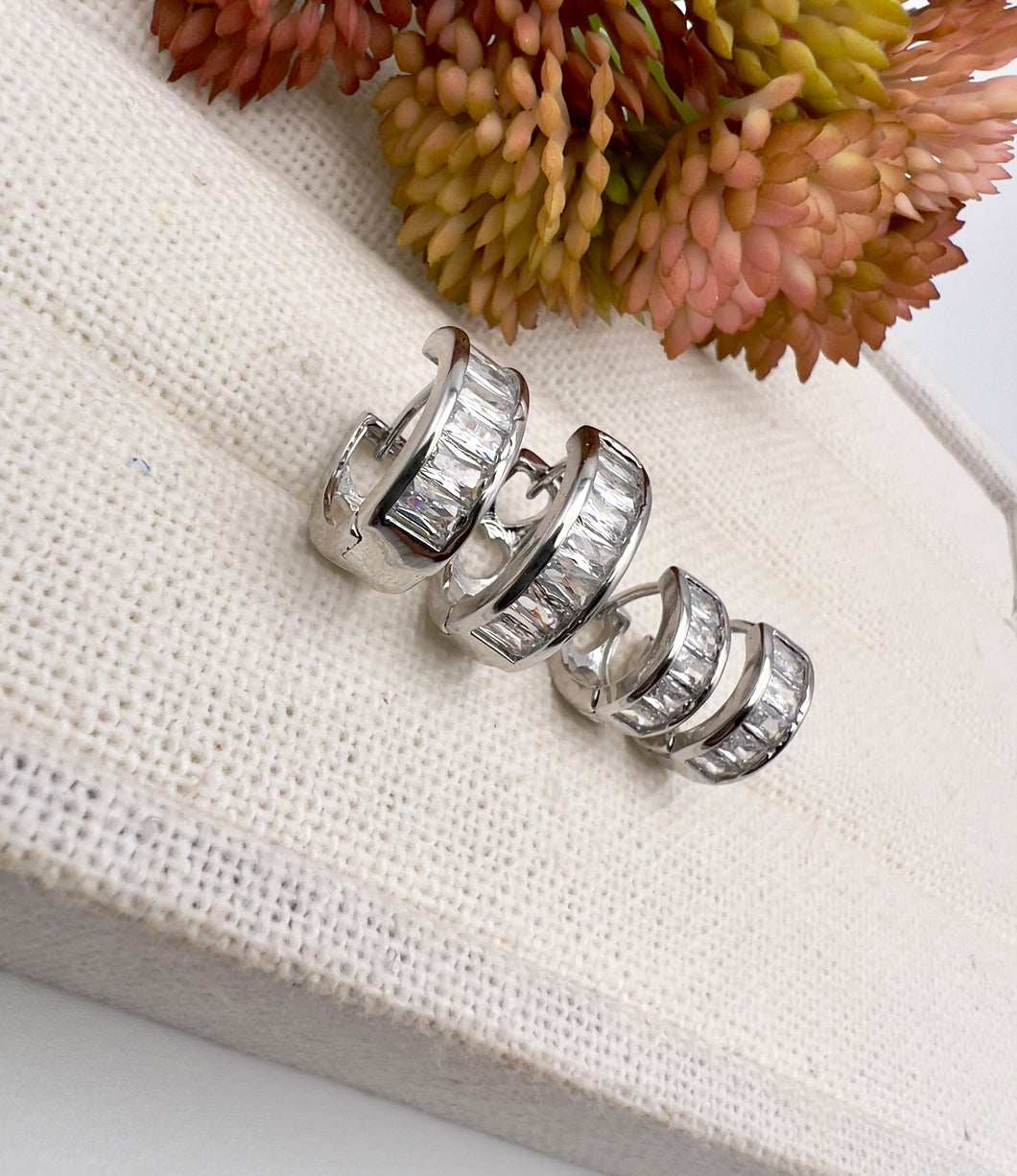 Set of 2 Rhodium-plated hoop earrings made with zirconia baguettes