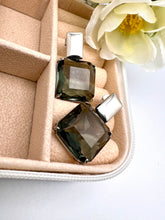 Load image into Gallery viewer, Smoked square crystal earrings
