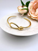 Load image into Gallery viewer, Open bracelet knot on top
