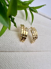 Load image into Gallery viewer, Basic snake inspired stud earrings
