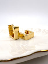 Load image into Gallery viewer, Square clip-on gold plated earrings
