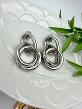 Load image into Gallery viewer, Intertwined round hoop link earrings
