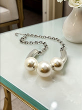 Load image into Gallery viewer, Three large pearls in the middle links necklace
