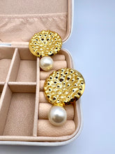 Load image into Gallery viewer, Round organic pearl detail earrings
