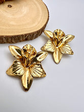 Load image into Gallery viewer, Orchid statement seductive earrings
