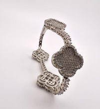 Load image into Gallery viewer, Fine studded clover bracelet
