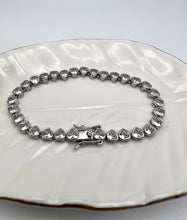 Load image into Gallery viewer, Heart tennis bracelet clasp jewel 7 inches bracelet
