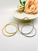 Load image into Gallery viewer, Classic hoop earrings 2.25&#39; click closure

