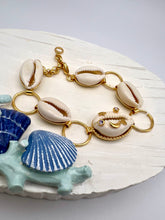 Load image into Gallery viewer, Natural shell with gold details bracelet
