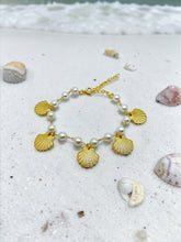 Load image into Gallery viewer, Small pearl and shell bracelet
