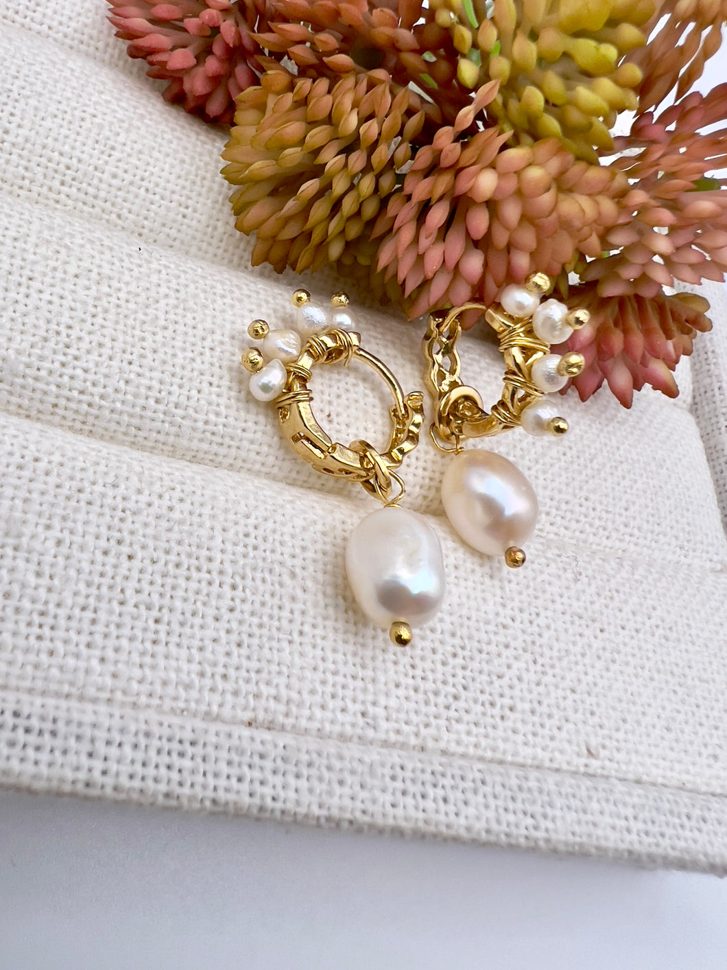 Hoop details and pearl pendant earrings