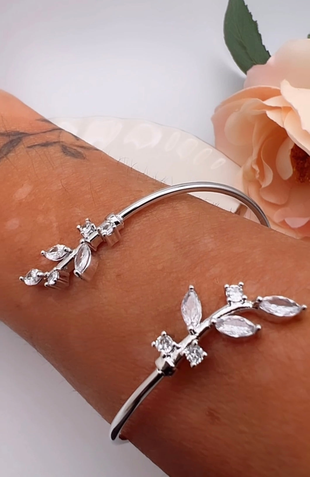 Bracelet with leaves on the ends