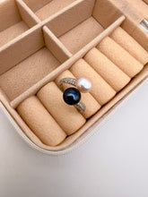 Load image into Gallery viewer, Black and white pearl adjustable ring
