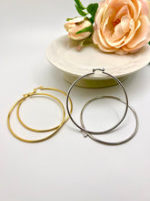 Load image into Gallery viewer, Classic hoop earrings 2.25&#39; click closure
