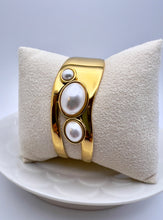 Load image into Gallery viewer, Oval pearl details open bracelet
