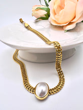 Load image into Gallery viewer, Oval pearl in the middle choker necklace
