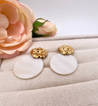 Load image into Gallery viewer, Hammered base round mother of pearl earrings
