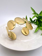Load image into Gallery viewer, Oval gold in sequence open bracelet
