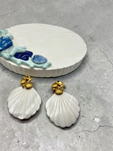 Load image into Gallery viewer, Big seashell gold base earrings
