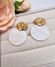 Load image into Gallery viewer, Hammered base round mother of pearl earrings
