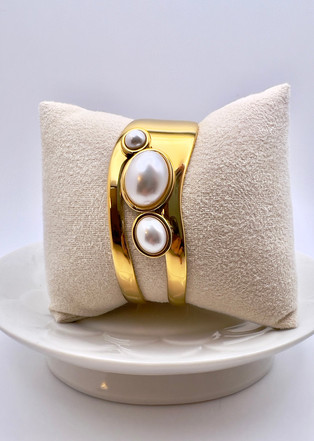 Oval pearl details open bracelet