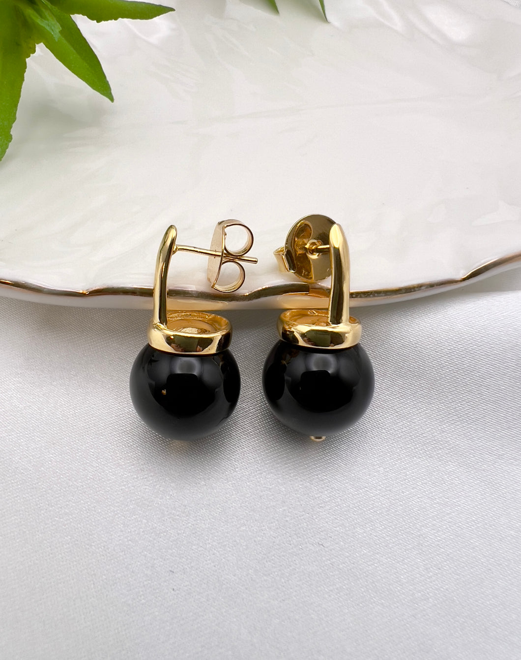 Round black agate stud earrings