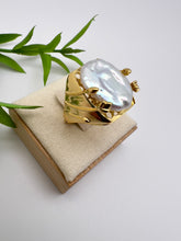 Load image into Gallery viewer, Baroque pearl ring with claw details
