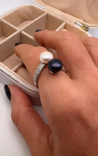 Load image into Gallery viewer, Black and white pearl adjustable ring
