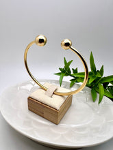 Load image into Gallery viewer, Open bracelet with spheres at the ends
