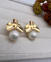 Load image into Gallery viewer, Orchid base and shell pearl earrings
