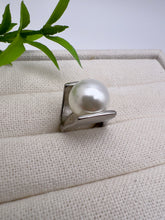 Load image into Gallery viewer, Big round shell pearl ring
