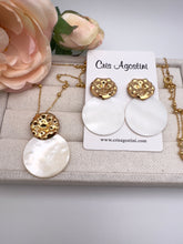 Load image into Gallery viewer, Hammered base round mother of pearl earrings
