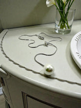 Load image into Gallery viewer, Tie necklace pearl at the end

