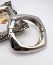 Load image into Gallery viewer, Square shape opens quickly  bracelet
