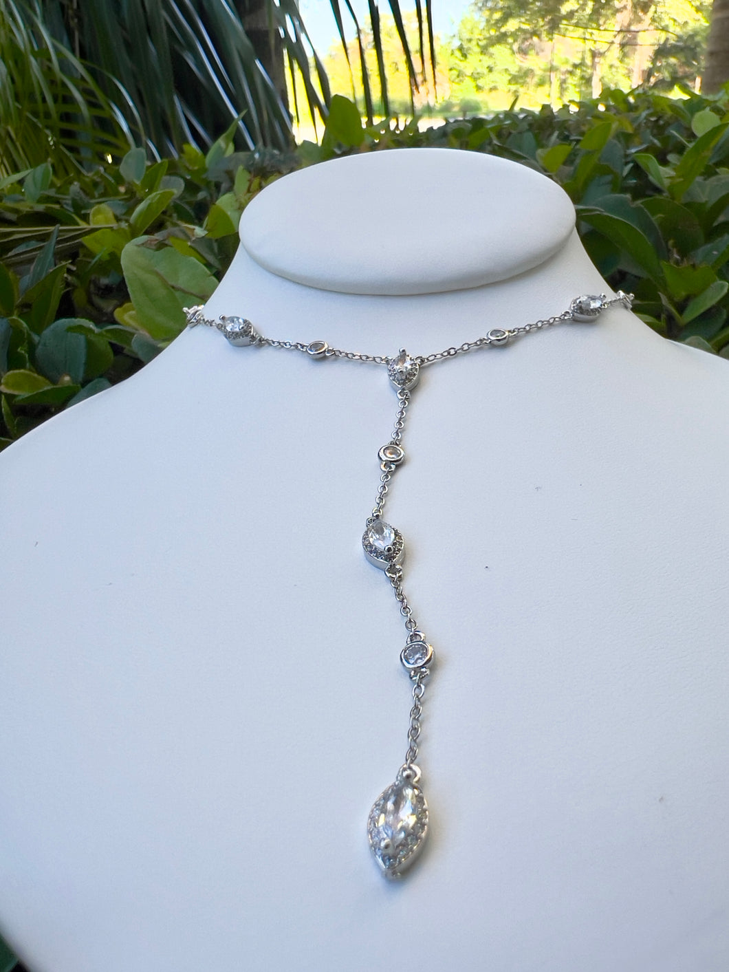 Fine and exquisite tie-style necklace