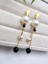 Load image into Gallery viewer, Long earrings shell pearl and black agate
