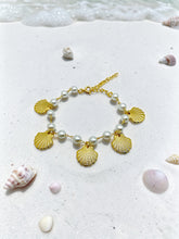 Load image into Gallery viewer, Small pearl and shell bracelet
